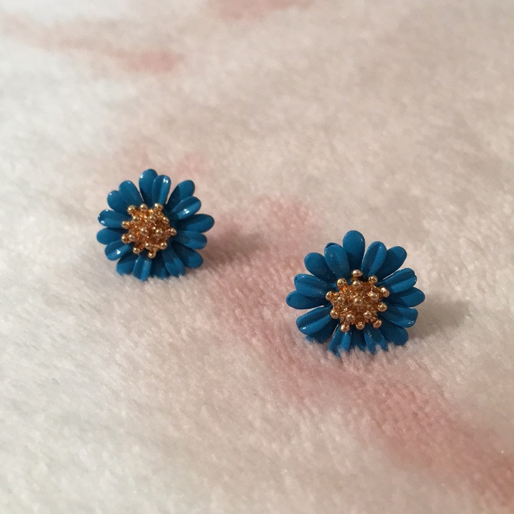 Cornflower Fashion Pierced Earrings NWT - Picture 1 of 4